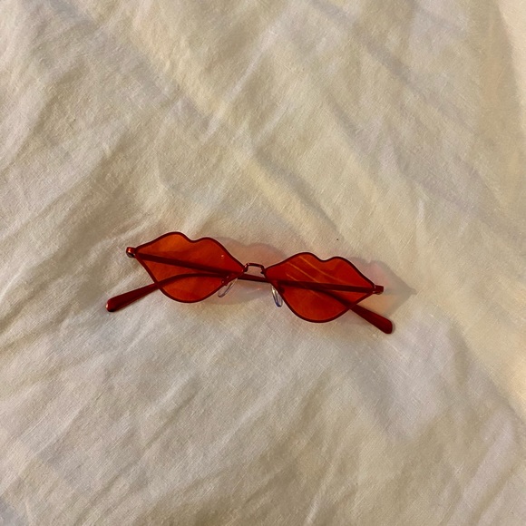 Roberi & Fraud And Kristen Noel Crawley Heart-Shaped Sunnies - Picture 3 of 4